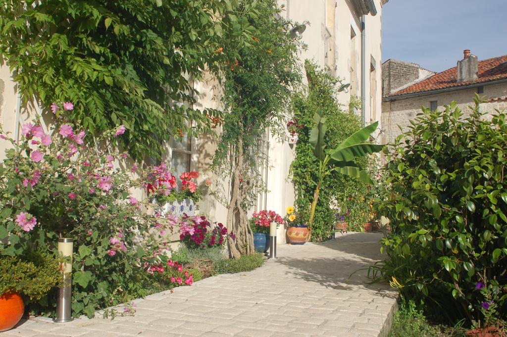 Hotel Du Donjon Aulnay  ภายนอก รูปภาพ