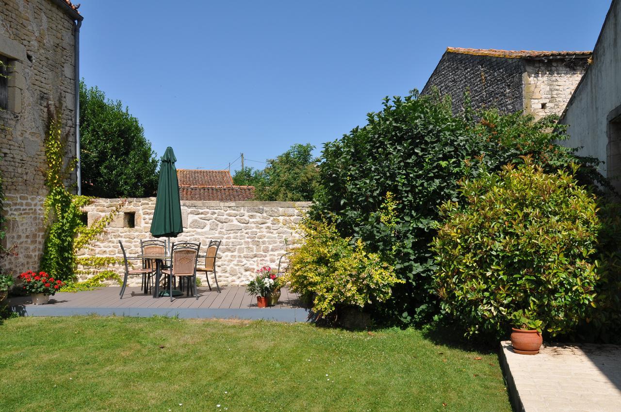 Hotel Du Donjon Aulnay  ภายนอก รูปภาพ