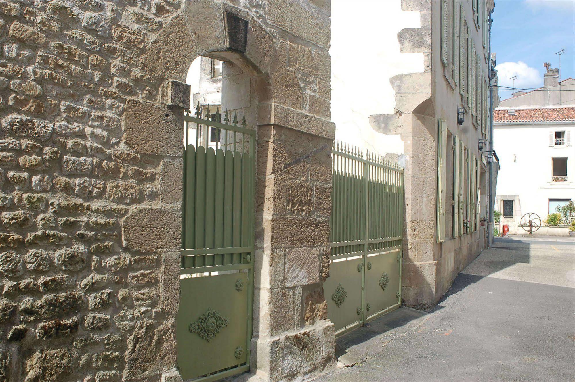 Hotel Du Donjon Aulnay  ภายนอก รูปภาพ