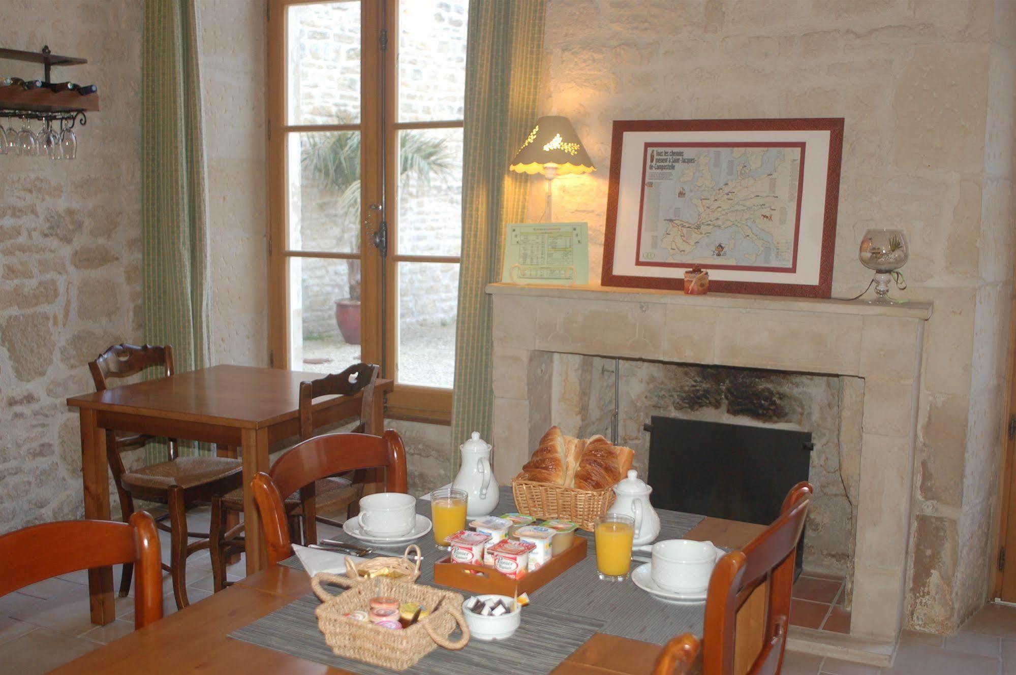 Hotel Du Donjon Aulnay  ภายนอก รูปภาพ