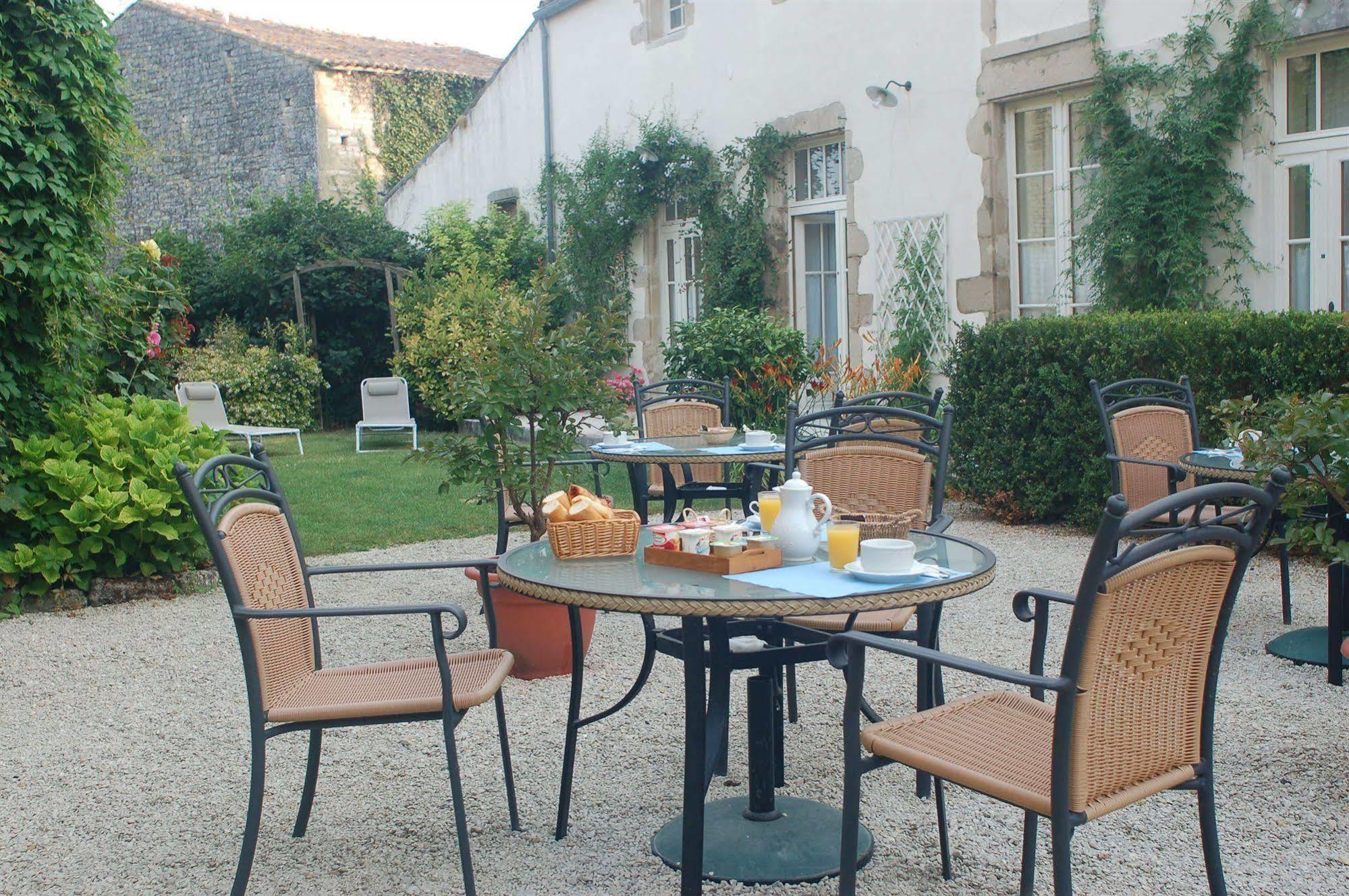Hotel Du Donjon Aulnay  ภายนอก รูปภาพ